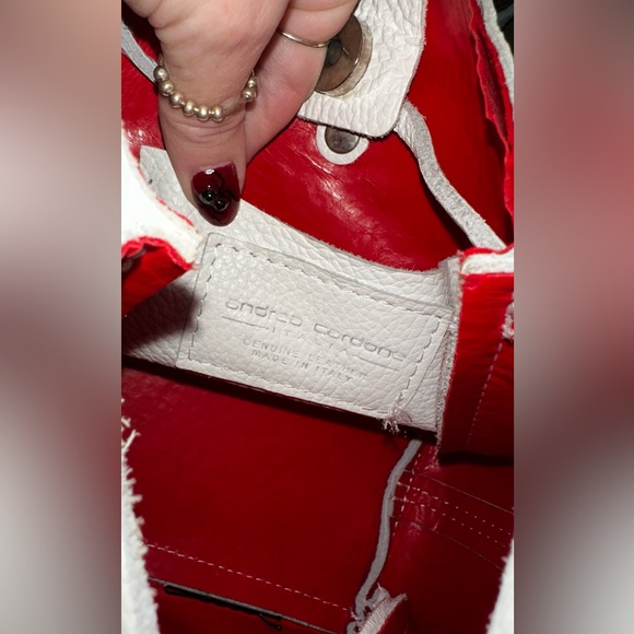 White Bucket Crossbody bag with red inside - Picture 5 of 5
